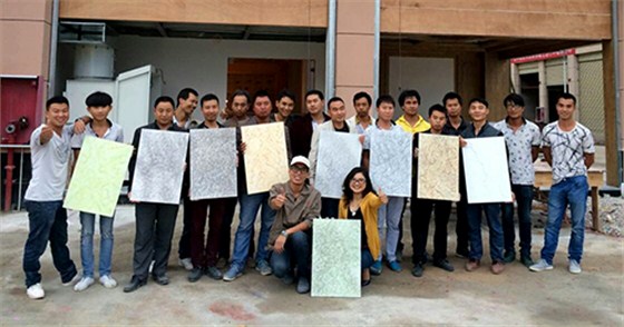 數(shù)碼彩安順總代理張福瓊女士在安順開(kāi)展涂裝工藝培訓(xùn)，與油工師傅合影留念