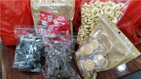 滿滿的零食，充滿著滿滿的愛。 在忙著戰(zhàn)斗的同時，不要忘記妳們原本的童真。