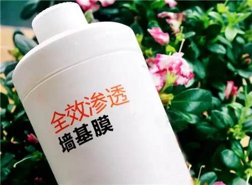 〖家裝資訊臺(tái)〗潮濕天氣，房子剪開(kāi)壁紙全是蘑菇