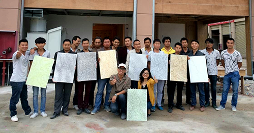數(shù)碼彩安順總代理張福瓊女士在安順開展涂裝工藝培訓(xùn)，與油工師傅合影留念