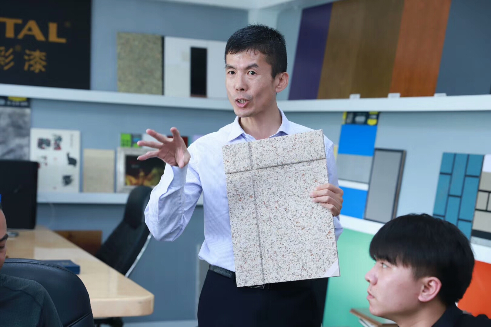 歡迎廣東涂協(xié)、經(jīng)銷(xiāo)商分會(huì)經(jīng)銷(xiāo)商代表蒞臨數(shù)碼彩指導(dǎo)